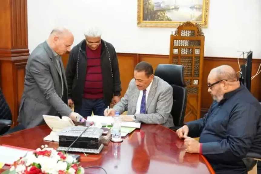محافظ مطروح يوقع 3 عقود تمليك نهائية لمواطنين بعمارة الطابية
