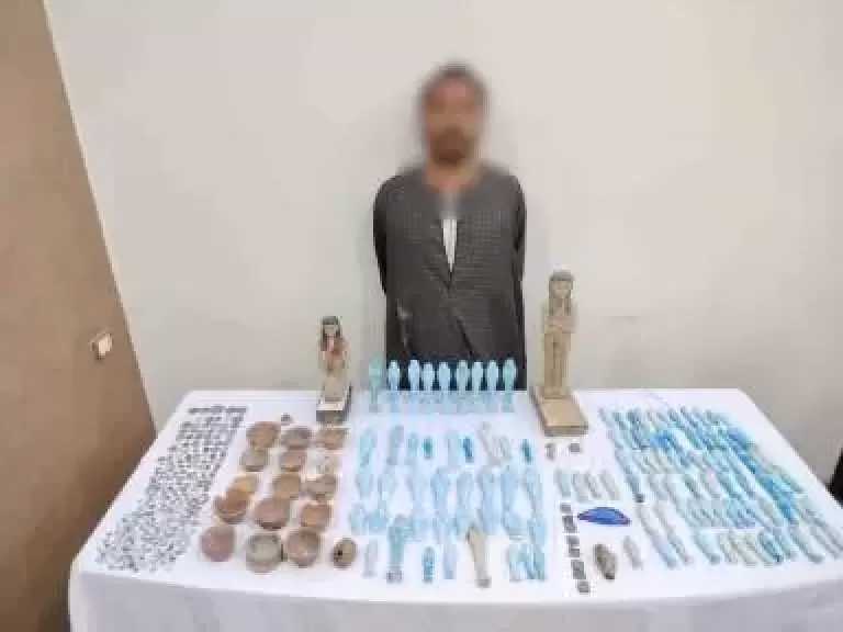 ضبط 509 قطع أثرية بحوزة عامل في أسيوط بقصد الاتجار