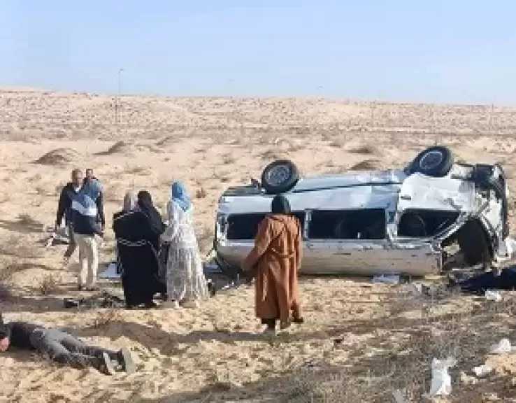 مصرع فتاة وإصابة 13 آخرين في حادث انقلاب ميكروباص غرب العريش