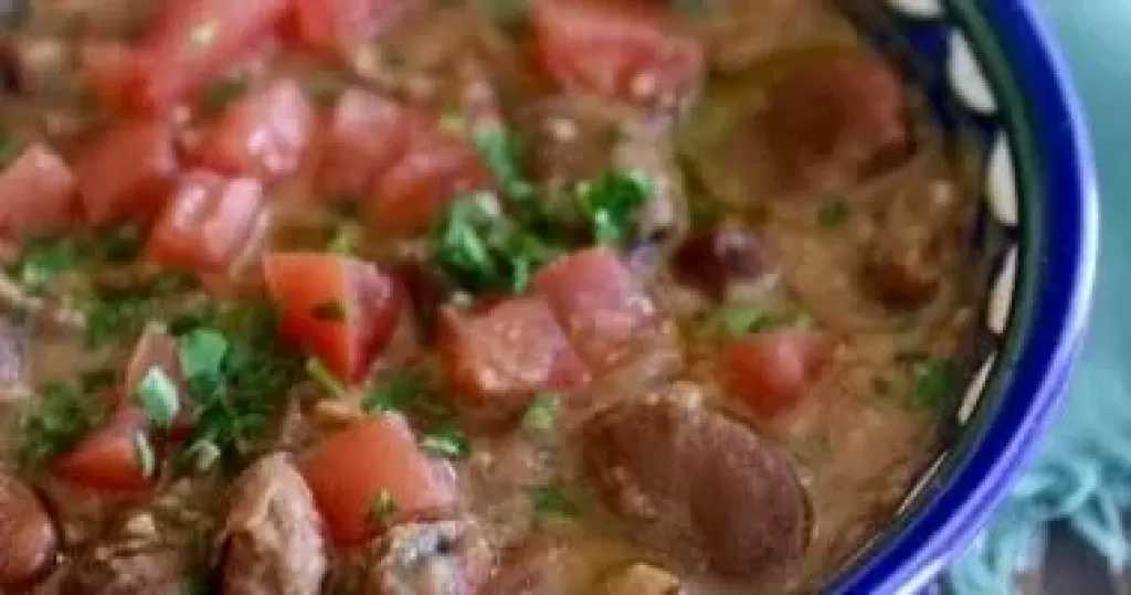 سحور 1 رمضان.. طريقة عمل الفول بالسجق الإسكندرانى