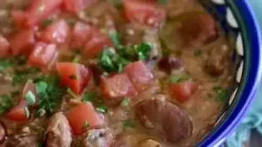 سحور 1 رمضان.. طريقة عمل الفول بالسجق الإسكندرانى