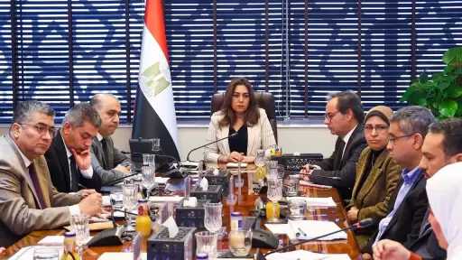وزيرة التنمية المحلية والبيئة تناقش الخطة الاستثمارية لجهازي شئون البيئة وتنظيم إدارة المخلفات للعام 2027/2026