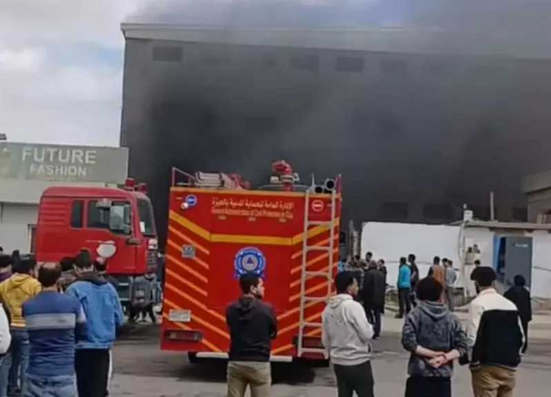 8 سيارات إطفاء في محاولات للسيطرة على حريق هائل اندلع بمصنع ملابس بـ6 أكتوبر