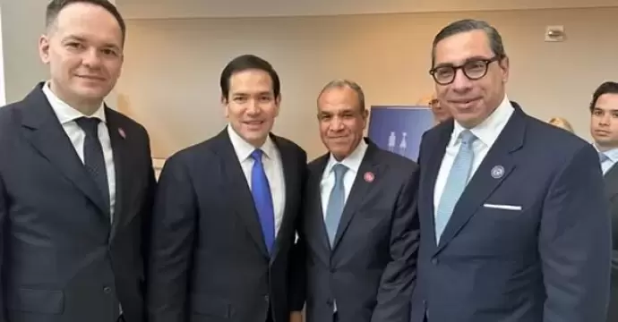 وزير الخارجية يجري مجموعة من اللقاءات الجانبية مع الوزراء والمسئولين