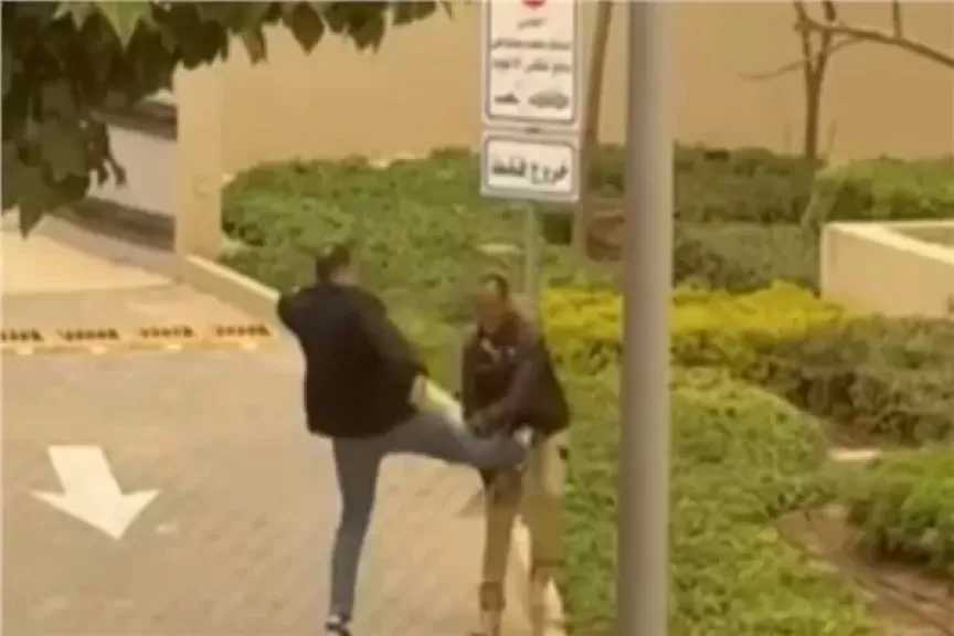 استعراض قوة وتلويح بالعنف.. اتهامات النيابة للمعتدي على فرد أمن داخل كمبوند بالتجمع