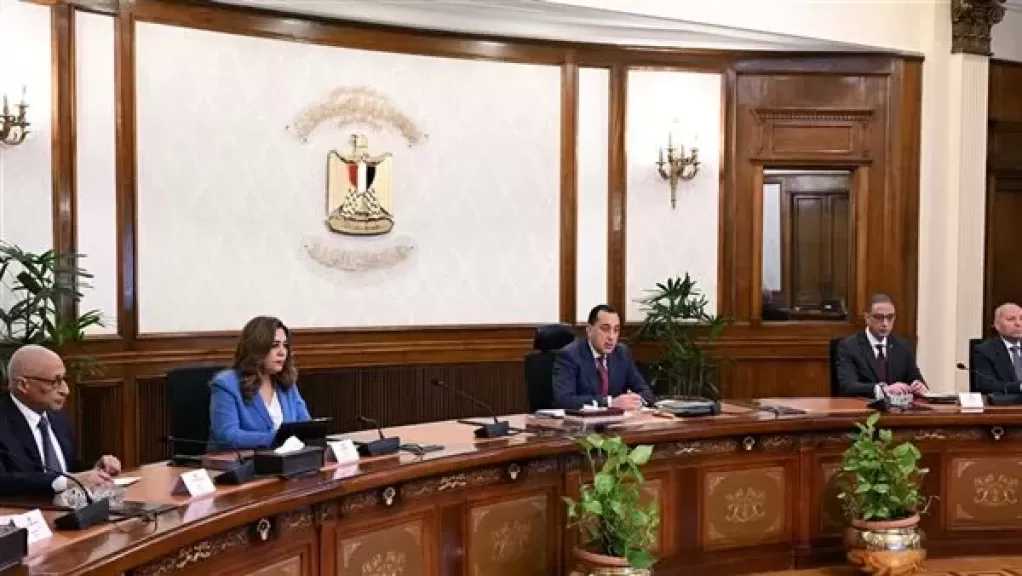 رئيس الوزراء يوجه المحافظين بتعزيز التواصل مع أعضاء الهيئات البرلمانية