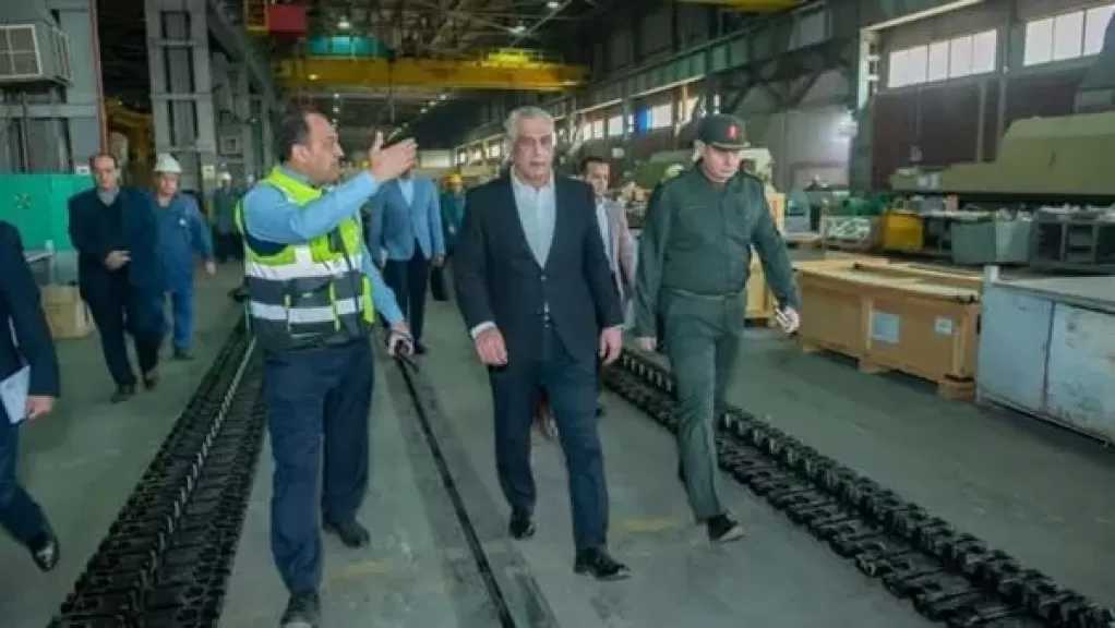 وزير الإنتاج الحربي يتابع سير العملية الإنتاجية بمصنع إنتاج وإصلاح المدرعات