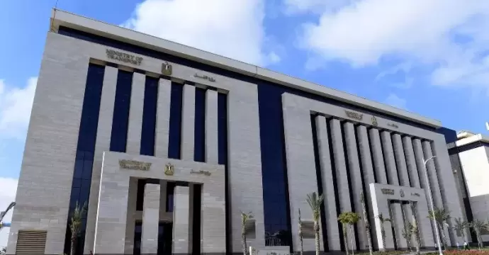 النقل تناشد المواطنين الالتزام بعدم اقتحام المزلقانات أو السير عكس الاتجاه