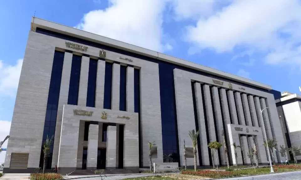 النقل تناشد المواطنين الالتزام بعدم اقتحام المزلقانات أو السير عكس الاتجاه