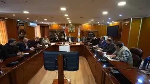 محافظ أسيوط يقرر وضع آليات جديدة للتخطيط المروري وتطوير وتجميل الشوارع والميادين