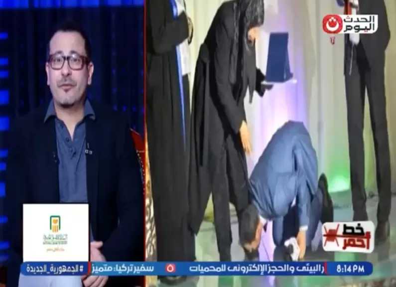 قبلة على قدمها| محمد نجاتي يكشف كواليس تكريم والدته.. فيديو