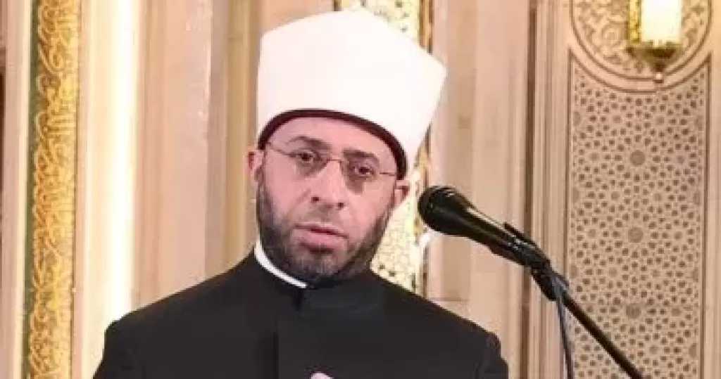 وزير الأوقاف يهدي الرئيس السيسي مجسما لمسجد العزيز الحكيم