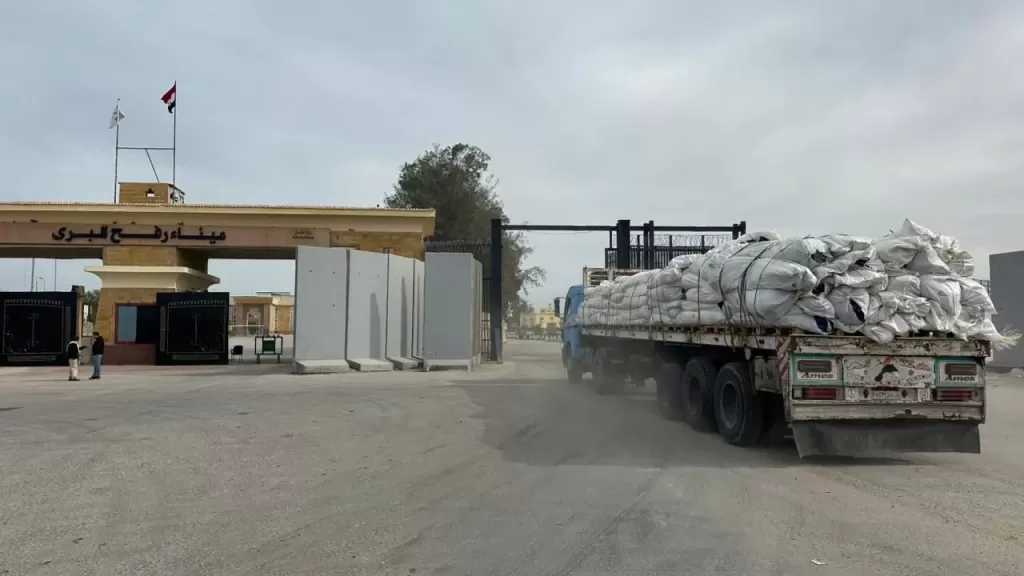 الهلال الأحمر المصري يدفع بأكثر من 180 ألف سلة غذائية ومستلزمات شتوية عبر «زاد العزة» 144| صور