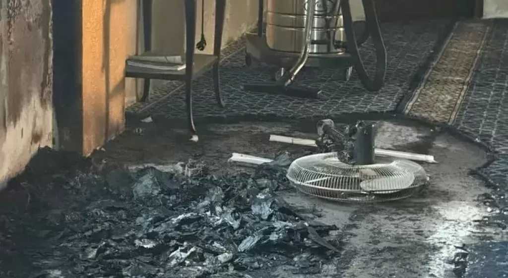 مستوطنون إسرائيليون يحرقون أجزاء من مسجد شمالي الضفة