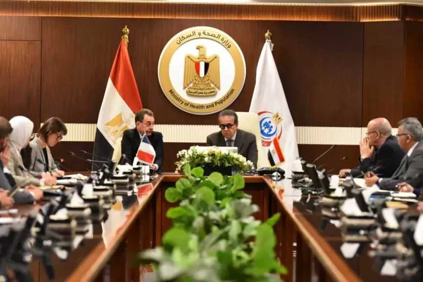 وزير الصحة يبحث مع سفير فرنسا دعم علاج مرضى الأورام القادمين من غزة بمستشفى «جوستاف روسي»