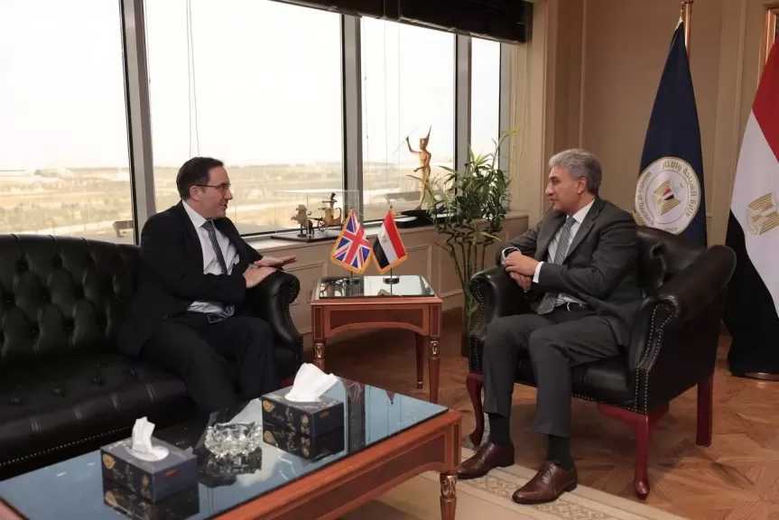 وزير السياحة والآثار يبحث مع سفير المملكة المتحدة بالقاهرة سبل تعزيز التعاون المشترك