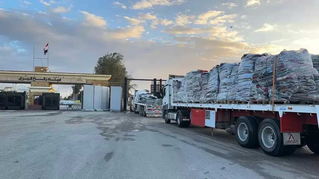 الهلال الأحمر المصري يعزز غزة بخيام وبطاطين وملابس شتوية عبر قافلة «زاد العزة»