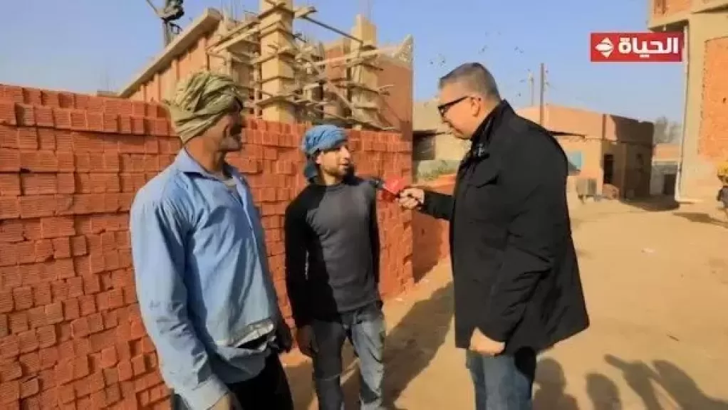 عمرو الليثي يجبر بخاطر عمال البناء ويهديهم جوائز مالية