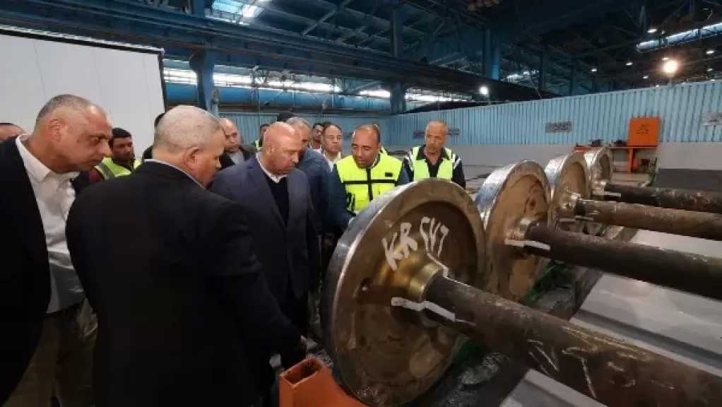 ​وزير النقل يتفقد ورش كوم أبو راضى وشركة ”كولواي مصر” ويتناول الإفطار مع العاملين