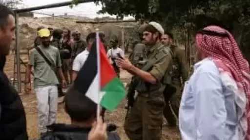 رافعا العلم على جبل.. وزير إسرائيلي يزعم أن الضفة جزء من إسرائيل