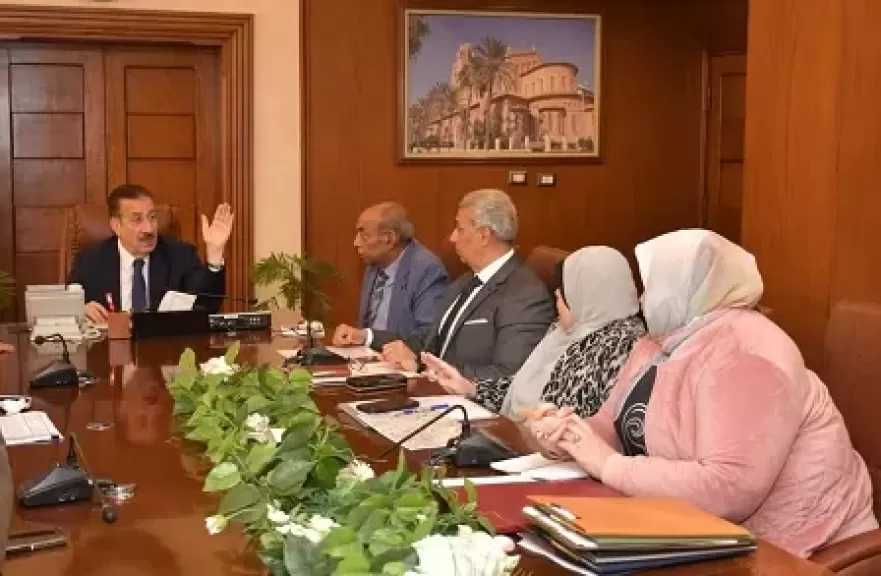 محافظ بورسعيد يبحث آليات تطوير الأسواق للارتقاء بجودة الخدمات المقدمة للمواطنين