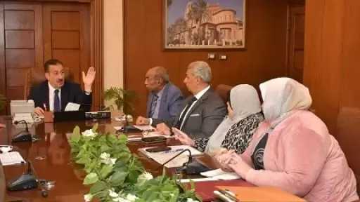 محافظ بورسعيد يبحث آليات تطوير الأسواق للارتقاء بجودة الخدمات المقدمة للمواطنين