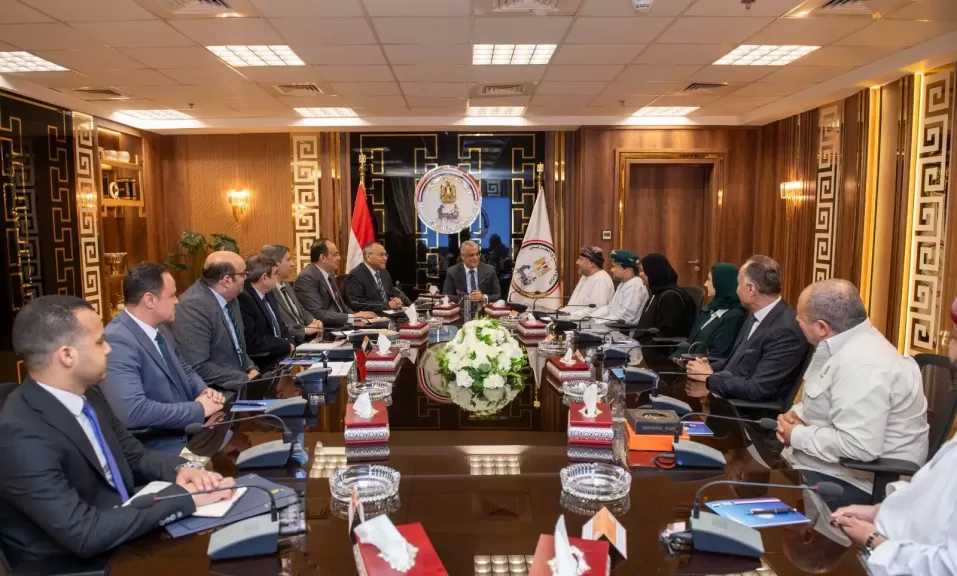 وزير الإنتاج الحربي يبحث مع وفد عماني سبل التعاون المشترك