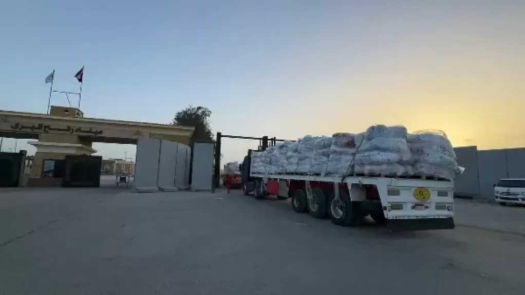 الهلال الأحمر يمد غزة بمواد غذائية ومستلزمات شتوية عبر «زاد العزة» 146 ويستقبل الدفعة الـ 19 من المصابين