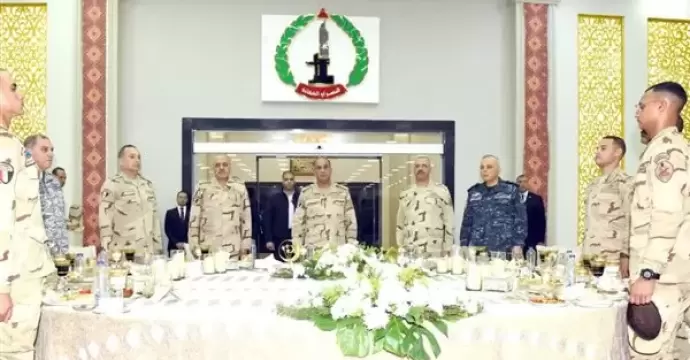 وزير الدفاع يشارك عدد من مقاتلي القوات المسلحة تناول وجبة الإفطار