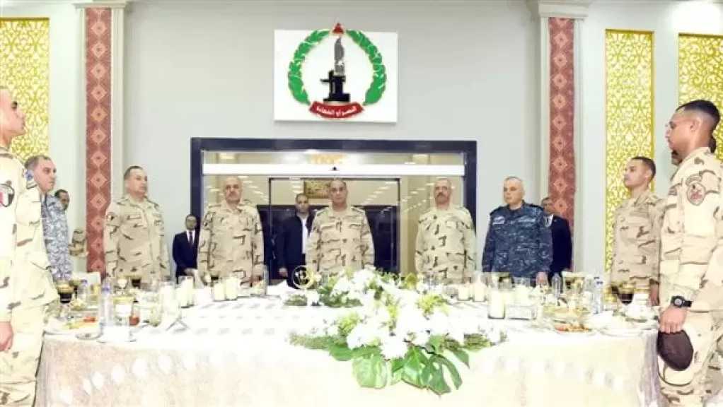 وزير الدفاع يشارك عدد من مقاتلي القوات المسلحة تناول وجبة الإفطار