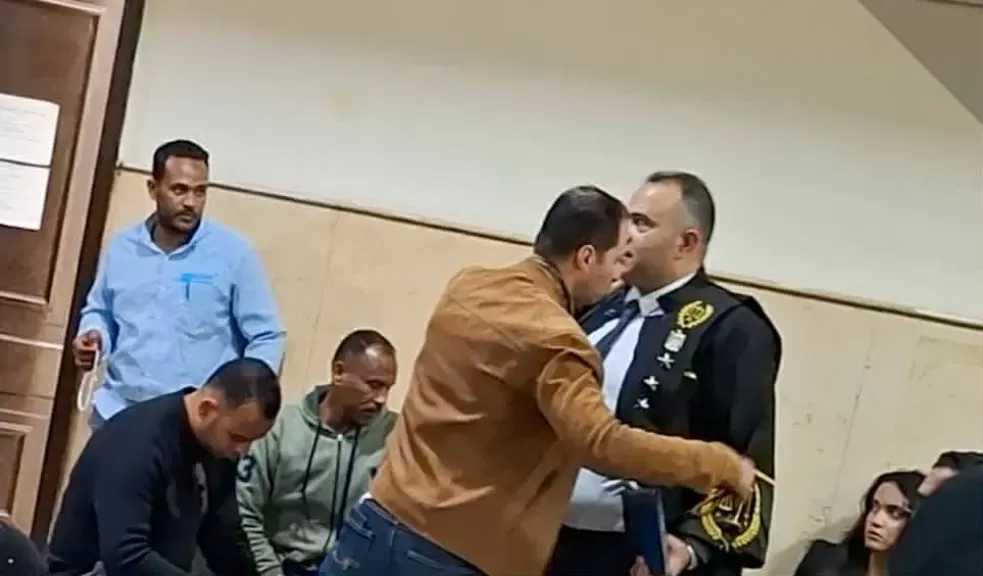 فرد الأمن المجني عليه في واقعة كمبوند التجمع يحضر أولى جلسات محاكمة المتهم