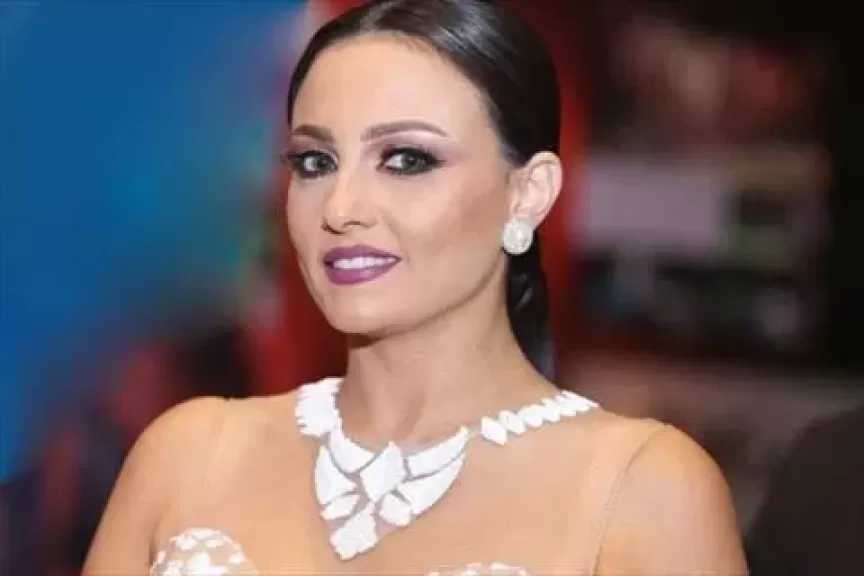 بشرى: أي فنان يقول أنا الأعلى أجرًا هتخانق معاه