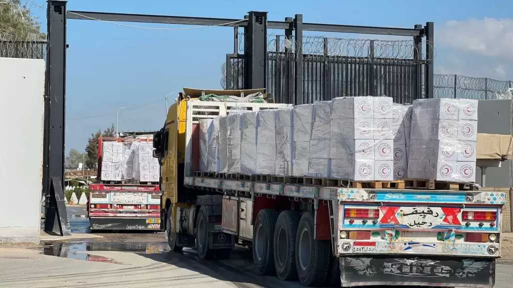 الهلال الأحمر المصري يدفع لغزة بقافلة «زاد العزة» 147 ويواصل خدماته الإنسانية عند معبر رفح| صور