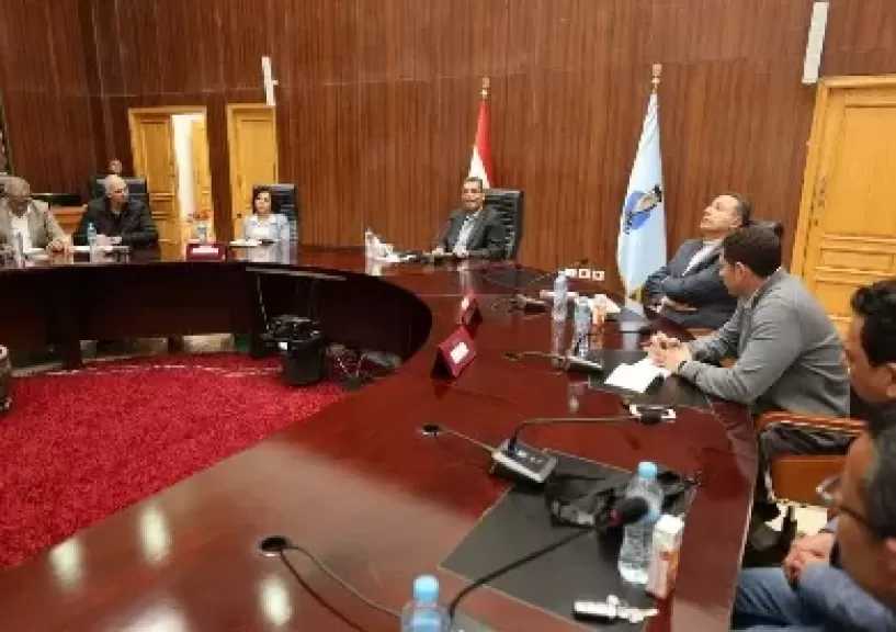 محافظ البحر الأحمر يلتقي الصحفيين ويؤكد الشفافية والوضوح في عرض المعلومات