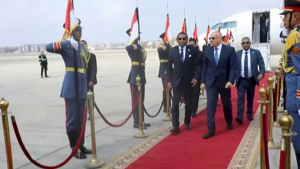 رئيس الوزراء السوداني يصل القاهرة في زيارة رسمية