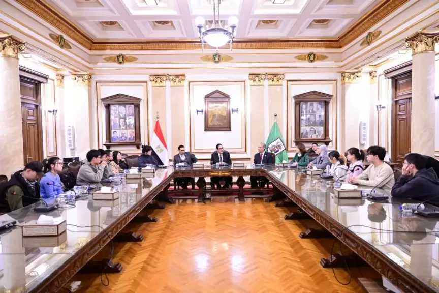 جامعة القاهرة تنظم مدرسة شتوية في الآثار لطلاب جامعة شنغهاي جياو تونج الصينية| صور