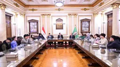 جامعة القاهرة تنظم مدرسة شتوية في الآثار لطلاب جامعة شنغهاي جياو تونج الصينية| صور