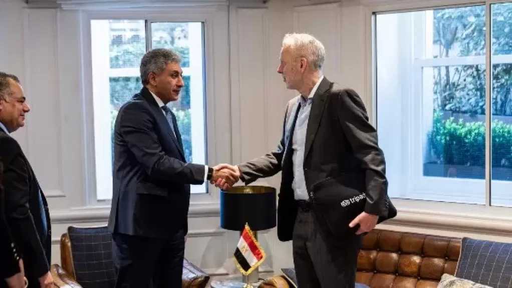 وزير السياحة والآثار يبحث مع ممثل منصة عالمية شهيرة سبل تعزيز التعاون المشترك