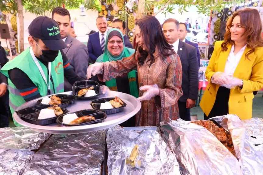 وزيرة التضامن الاجتماعي تطلع على خدمات وحدة إطعام الحاجة عزيزة لجمعية ” أحباب الكريم” بـ” إمبابة”