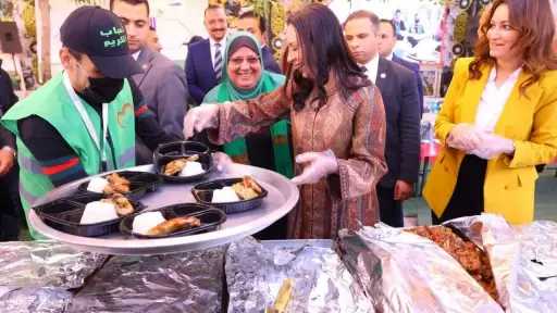 وزيرة التضامن الاجتماعي تطلع على خدمات وحدة إطعام الحاجة عزيزة لجمعية ” أحباب الكريم” بـ” إمبابة”