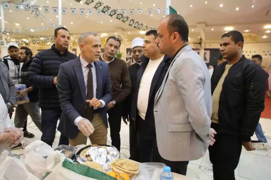 نائب محافظ الوادي الجديد يشارك الأسر والطلاب الوافدين الإفطار الرمضاني