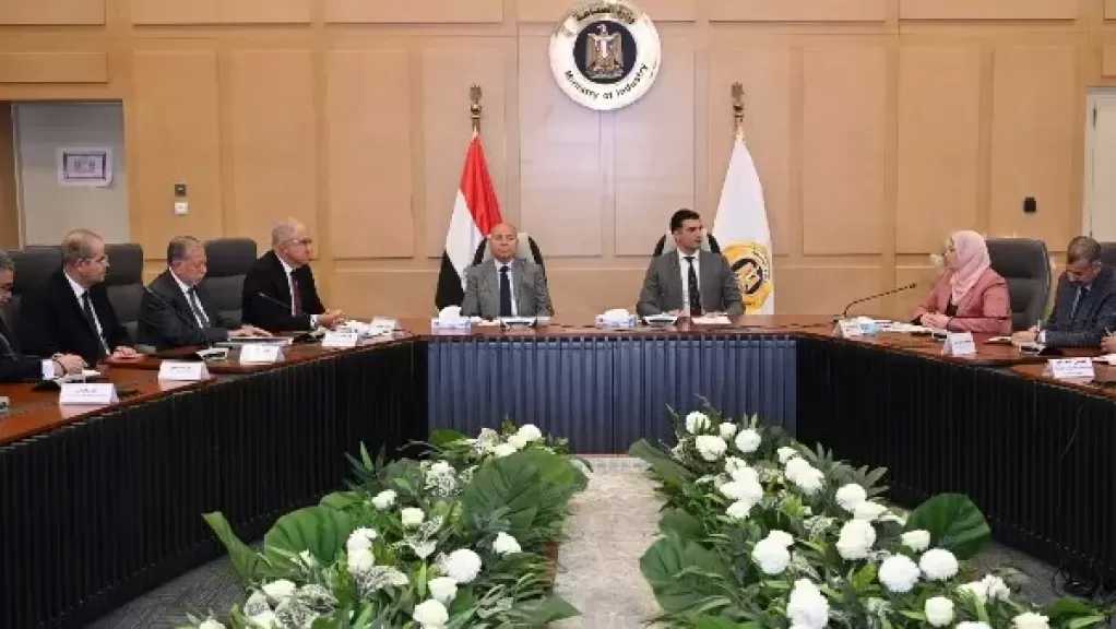 وزير الصناعة: لا تهاون مع المخالفين وخطة زمنية عاجلة لتطوير منطقة شق الثعبان