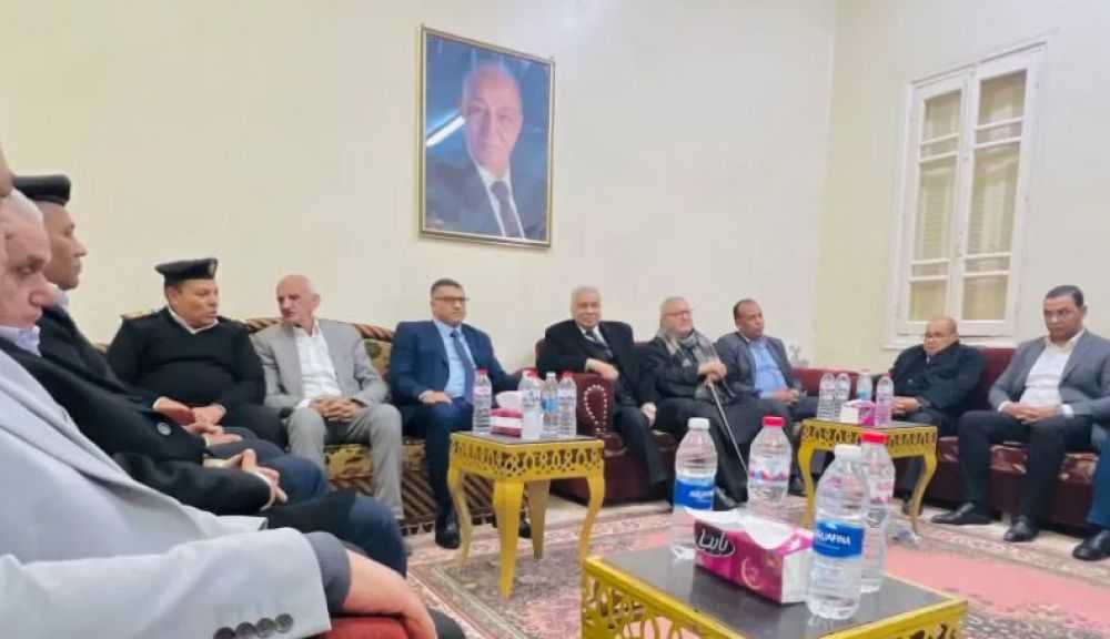 محافظ قنا يقدم واجب العزاء لأسرة ”شيخ الإذاعيين” فهمي عمر