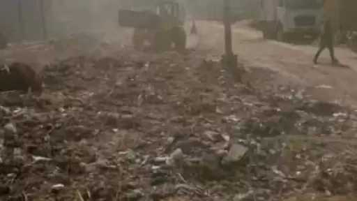 محافظ المنيا: رفع تراكمات القمامة بمدخل قرية نواي في ملوي استجابة لـ«صوتك مسموع»