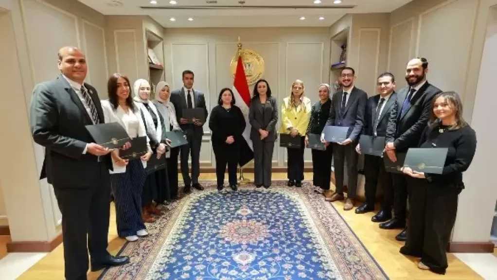 وزيرة التضامن تكرم فريق عمل الوزارة المشارك في معرض للحرف اليدوية بالهند