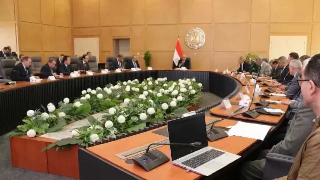 وزير الكهرباء يطمئن المصريين: الشبكة قوية ووحدات التوليد تعمل بالوقود المكافئ