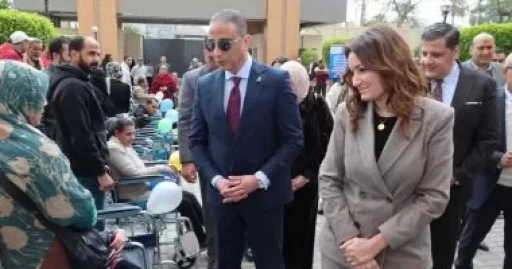 محافظ الجيزة يسلم 27 كرسيا متحركا وأجهزة تعويضية لذوى الهمم