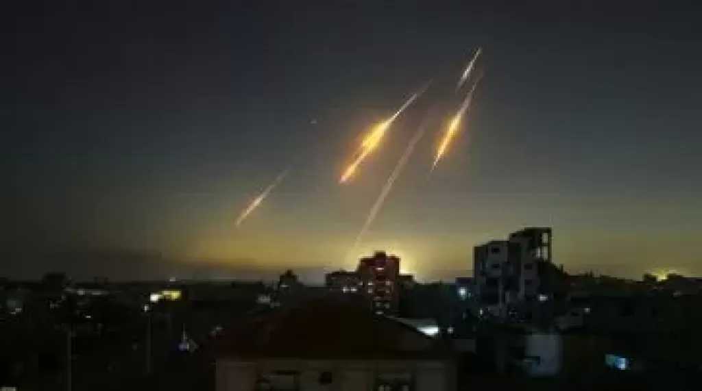 انفجارات قوية في سماء القدس نتيجة اعتراض صواريخ إيرانية