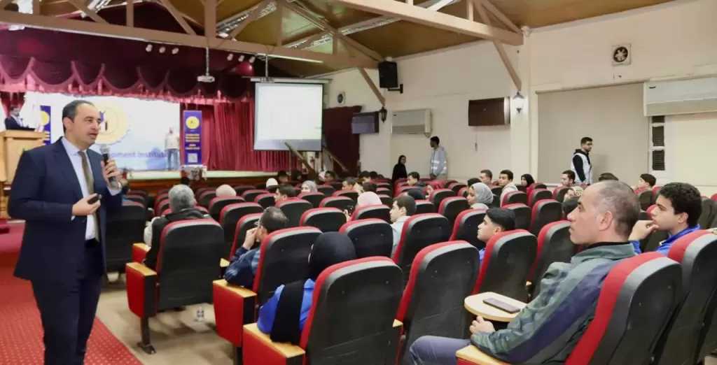 مدير صندوق مكافحة الإدمان يجرى حوارًا مفتوحًا مع طلاب الجامعات | صور