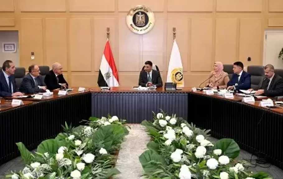وزير الصناعة يعقد أول اجتماع مع اتحاد الصناعات والغرف الصناعية لبحث التحديات وسبل حلها